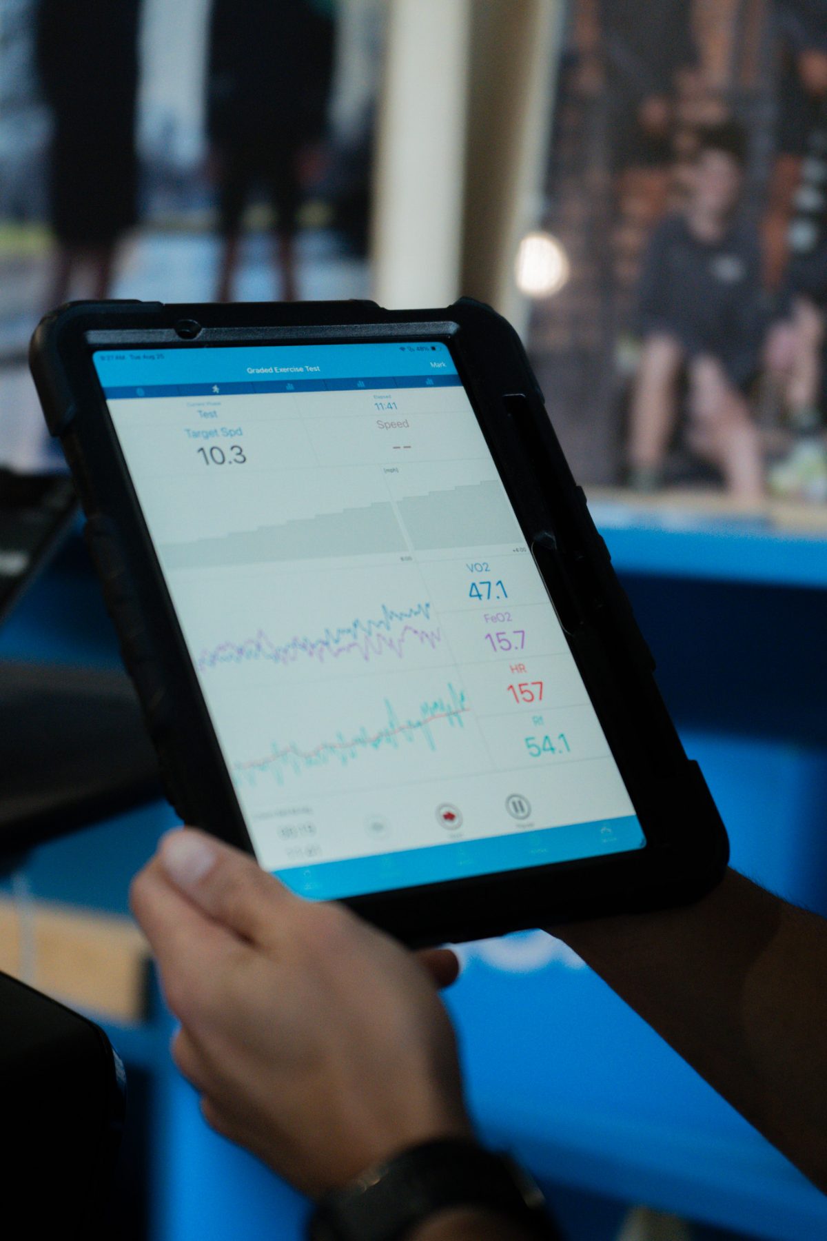 Live VO₂ and heart-rate curves building on the test tablet